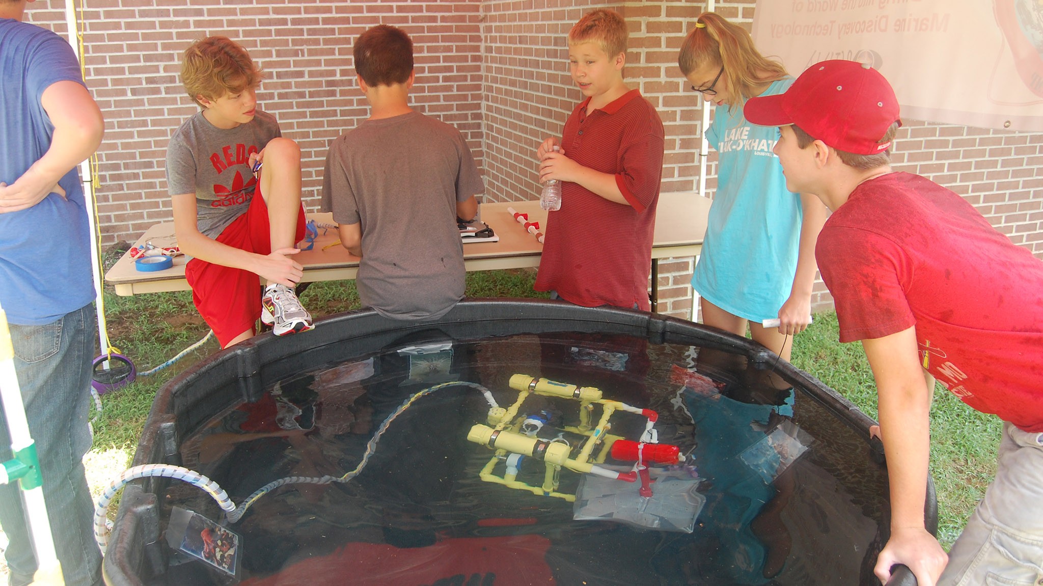 ROV Camp students watch the ROV as it moves around the tank. 